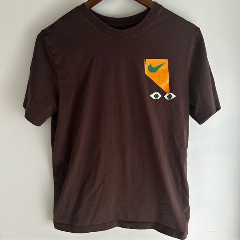NIKE Jeffrey Sincich T-Shirt The Nike Tee Brown Mens Size Medium NWOT